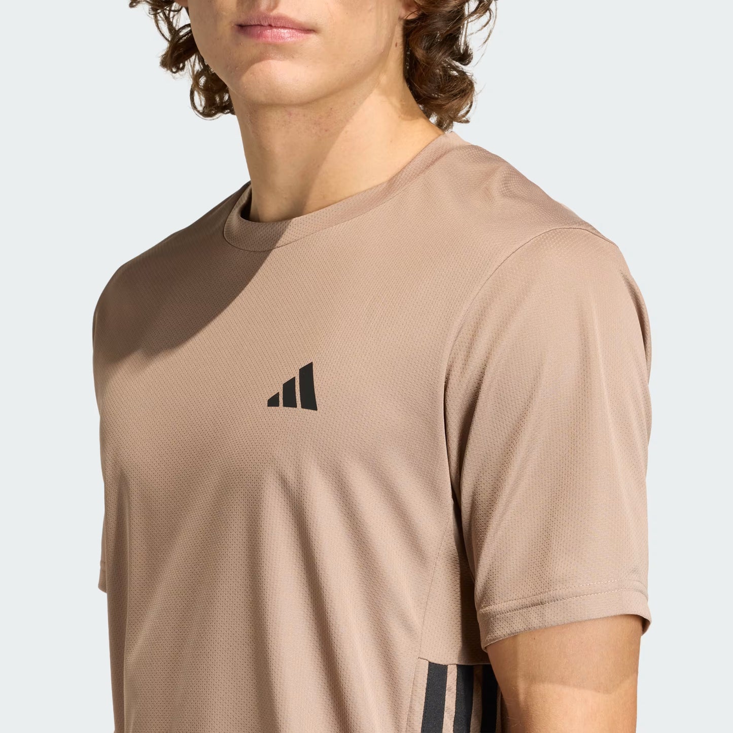 CAMISETA WORKOUT ESSENTIALS BASE CON LAS 3 TIRAS