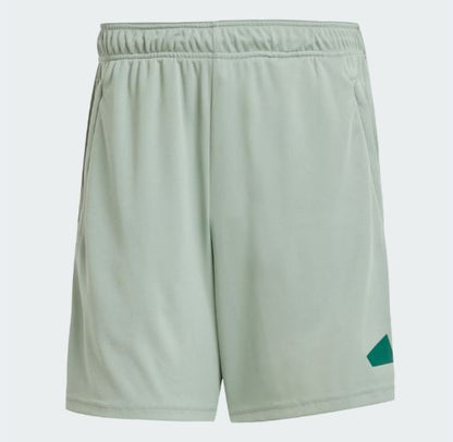 Shorts Train Essentials Logo