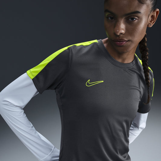 Camiseta Nike Dri-FIT Academy para mujeres - Gris