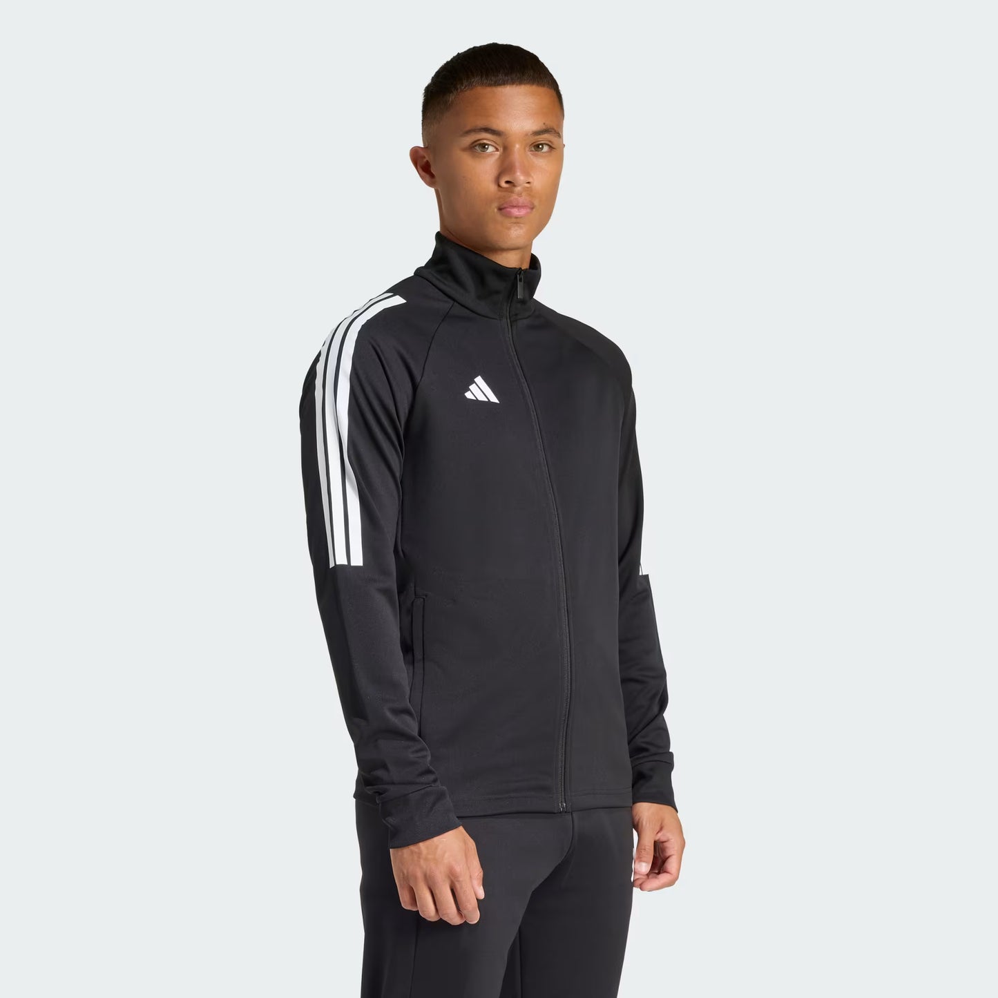 CASACA DEPORTIVA CLIMACOOL SERENO DE CORTE CON 3 RAYAS, CORTE AJUSTADO